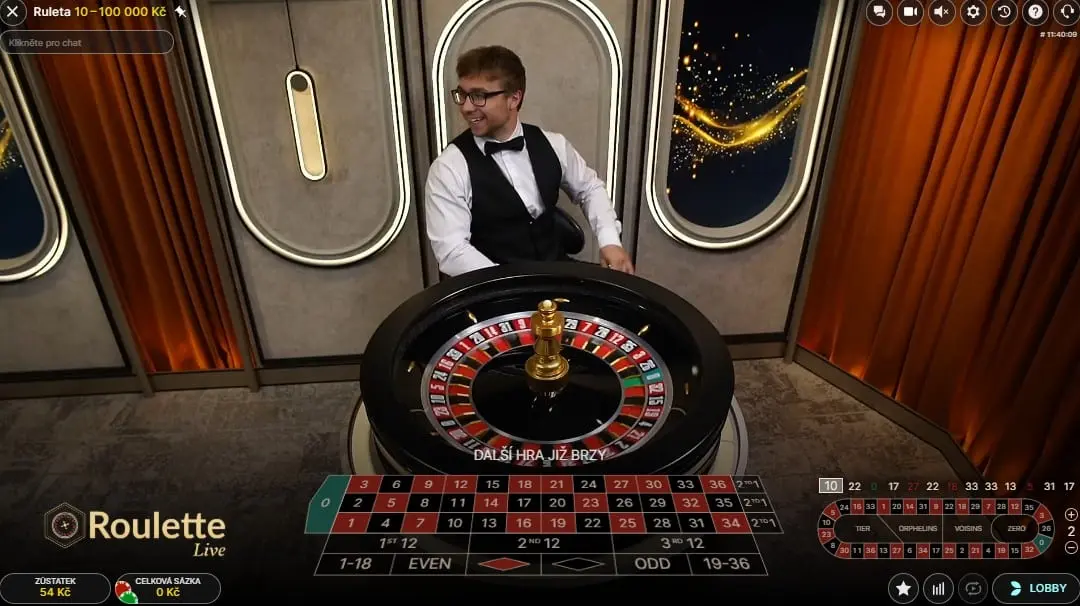 Apollo Games Live Roulette – hra s krupiérem online. Krupiér u stolu živé rulety v Apollo Games Casino.